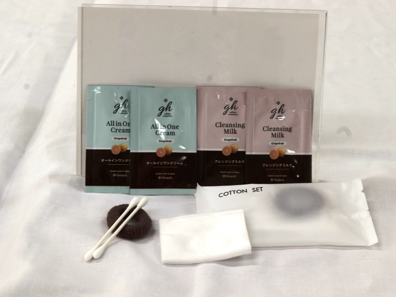 アメニティコーナーには女性用アメニティ（オールインワンクリーム、クレンジング、コットンなど）もご用意しています。